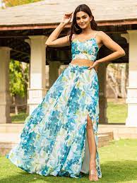 بلوزة وتنورة باللون الأزرق المائي